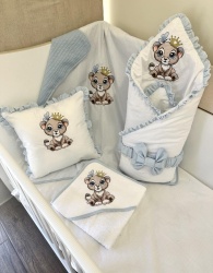 Бродиран персонализиран бебешки комплект "Лъвче" - синьо