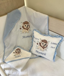 Бродиран персонализиран бебешки комплект "Лъвче" - синьо