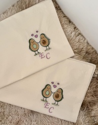 Комплект калъфки за възглавници с бродерия „Авокадо“ и инициали - екрю