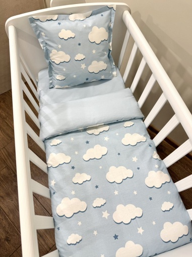 Бебешки спален комплект с олекотена завивка за малка кошара Next to me - "Сини облачета"
