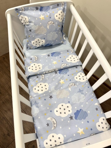 Бебешки спален комплект с олекотена завивка за малка кошара Next to me - "Малки сини облачета"