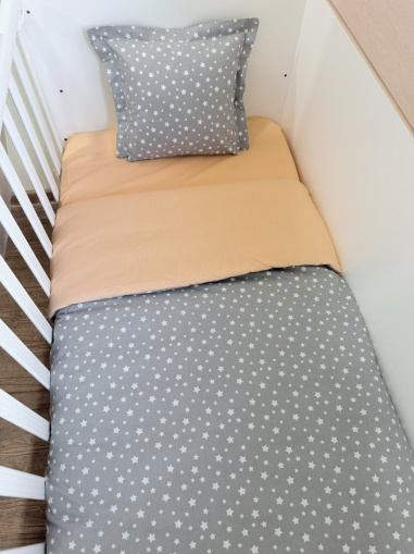 Бебешки спален комплект с олекотена завивка "Звездички/ Праскова" - 130/100см.