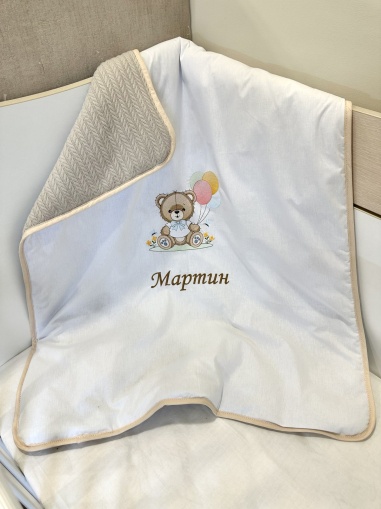 Персонализирано бебешко одеяло с бродерия "Меченце с балони", 80/90см.