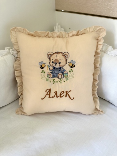 Бродирана персонализирана възглавничка за бебе "Мило мече" - бежово - 40/40см.