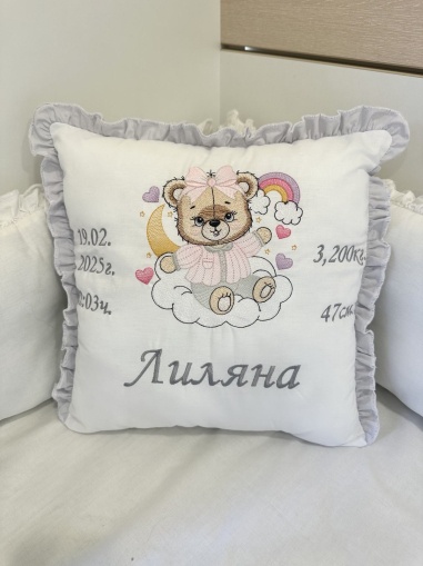 Бродирана персонализирана възглавничка за бебе "Мече" - сиво- 40/40см.