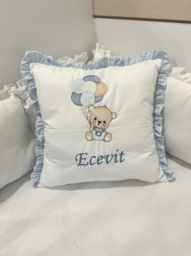 Бродирана персонализирана възглавничка за бебе "Мече с балони" - синьо - 40/40см.