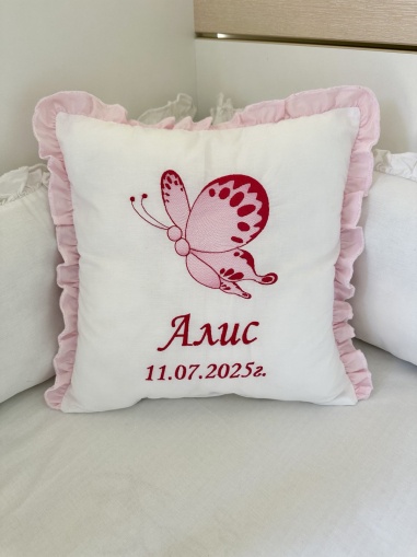 Бродирана персонализирана възглавничка за бебе "Пеперуда" - розово  - 40/40см.