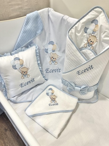 Бродиран персонализиран бебешки комплект "Мече с балони" - синьо