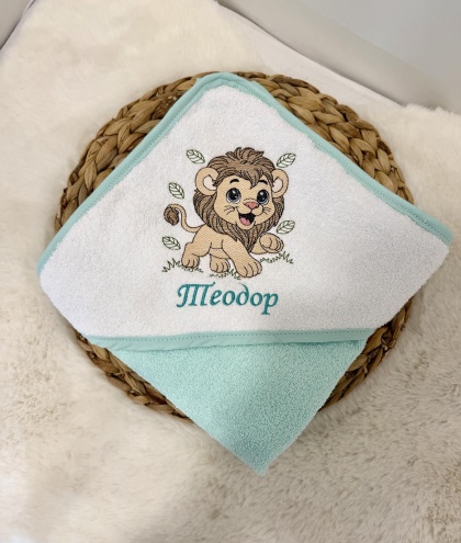 Бебешка бродирана хавлийка за баня "Лъвче" - мента