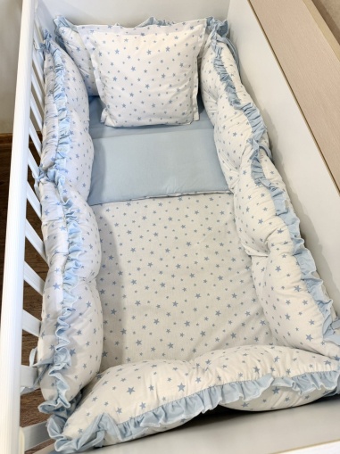 Бебешки спален комплект 8 части с обиколници "Сини звездички" - синьо