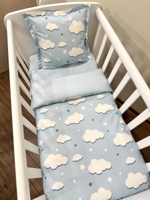 Бебешки спален комплект с олекотена завивка за малка кошара Next to me - "Сини облачета"