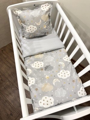 Бебешки спален комплект с олекотена завивка за малка кошара Next to me - "Сиви облачета"
