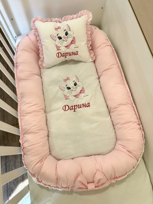 Бродирано бебешко гнездо "Коте" - бяло/розово