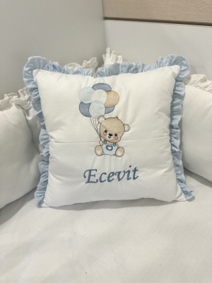 Бродирана персонализирана възглавничка за бебе "Мече с балони" - синьо - 40/40см.