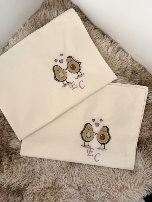 Комплект калъфки за възглавници с бродерия „Авокадо“ и инициали - екрю