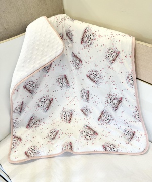 Бебешко поларено одеяло "Котешка прегръдка" - бяло