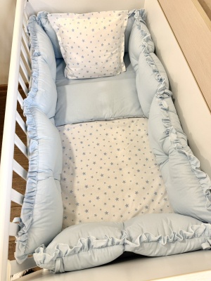 Бебешки спален комплект 8 части с обиколници "Сини звездички" - синьо